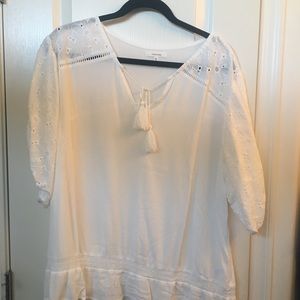 Beautiful summer blouse with eyelet sleeves